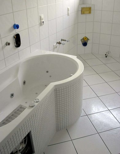 Fliesenarbeit im Badezimmer