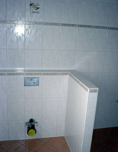 Dusche mit Fliesen