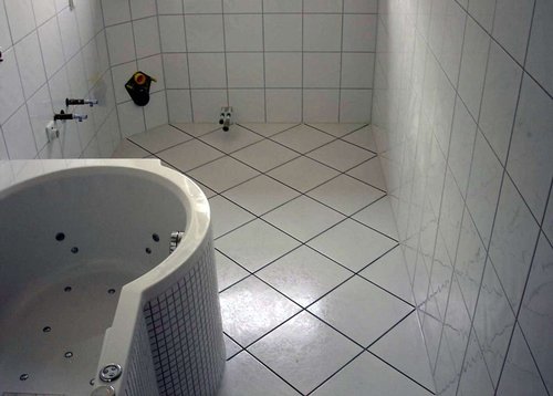 Bad mit Badewanne und Fliesen
