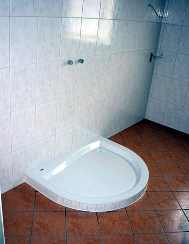 Badewanne mit Fliesen